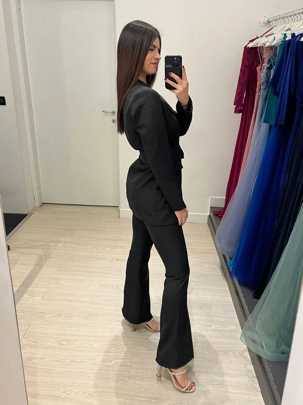 Completo giacca cintura pantalone a zampa