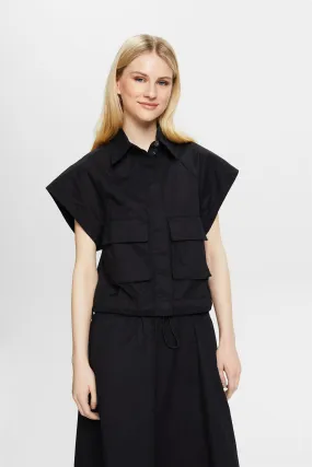 Gilet con alamari sul fondo